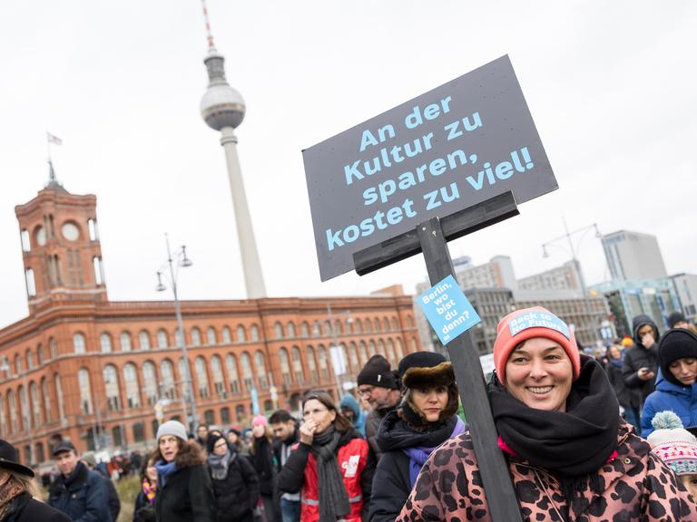 Zahlreiche Menschen bei einer Demonstration vor dem Roten Rathaus in Berlin im Dezember 2024 gegen die Sparpläne des Berliner Senats, unter anderem bei der Kultur.