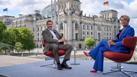 Markus Söder, Ministerpräsident von Bayern und CSU-Vorsitzender, sitzt mit der Journalistin Anna Engelke beim ARD-Sommerinterview vor dem Reichstagsgebäude in Berlin.