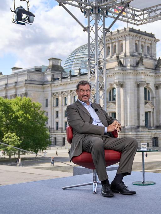Markus Söder, Ministerpräsident von Bayern und CSU-Vorsitzender, sitzt mit der Journalistin Anna Engelke beim ARD-Sommerinterview vor dem Reichstagsgebäude in Berlin. Markus Söder, Ministerpräsident von Bayern und CSU-Vorsitzender, sitzt mit der Journalistin Anna Engelke beim ARD-Sommerinterview vor dem Reichstagsgebäude in Berlin.