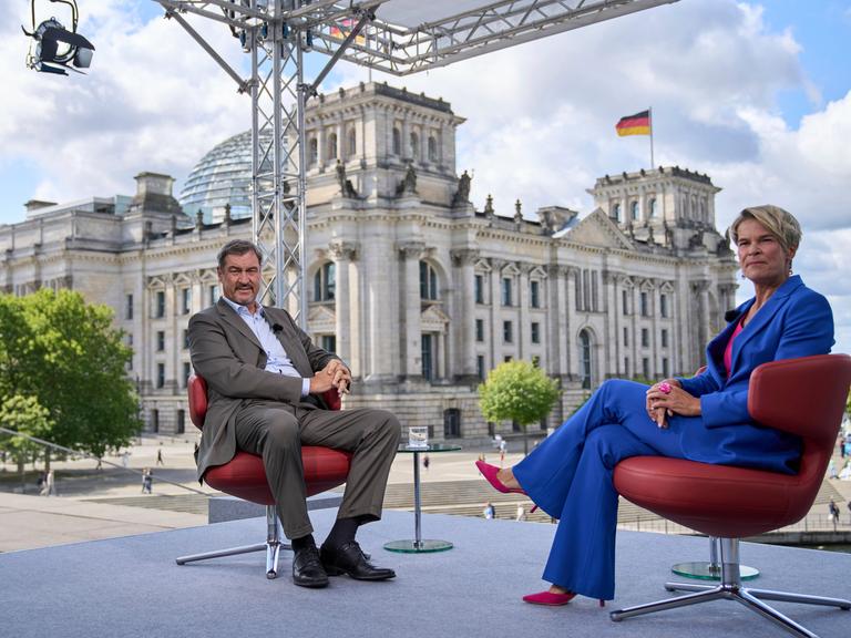 Markus Söder, Ministerpräsident von Bayern und CSU-Vorsitzender, sitzt mit der Journalistin Anna Engelke beim ARD-Sommerinterview vor dem Reichstagsgebäude in Berlin. Markus Söder, Ministerpräsident von Bayern und CSU-Vorsitzender, sitzt mit der Journalistin Anna Engelke beim ARD-Sommerinterview vor dem Reichstagsgebäude in Berlin.