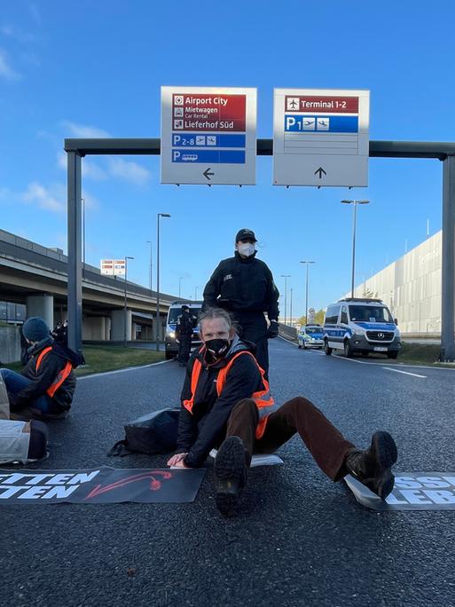 Umwelt-Aktivisten blockieren Zufahrt zum Flughafen BER Umwelt-Aktivisten blockieren Zufahrt zum Flughafen BER