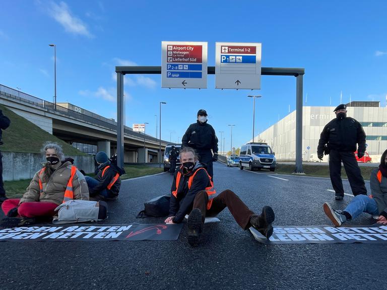 Umwelt-Aktivisten blockieren Zufahrt zum Flughafen BER Umwelt-Aktivisten blockieren Zufahrt zum Flughafen BER