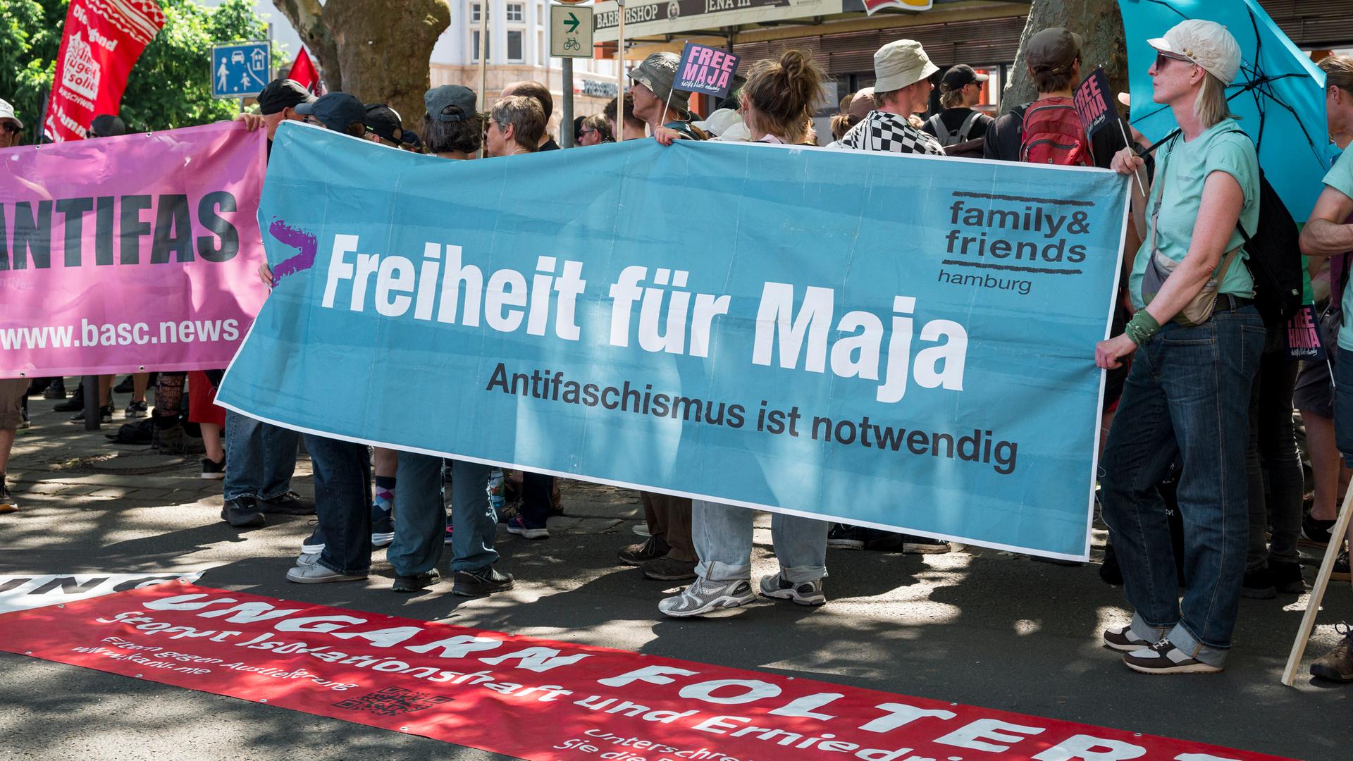 «Freiheit für Maja - Antifaschismus ist notwendig», steht auf einem Banner während einer Demonstration, zu der ein breites Bündnis antifaschistischer Gruppen unter dem Motto "Jetzt erst recht! Antifaschismus ist notwendig!“ aufgerufen hatte.