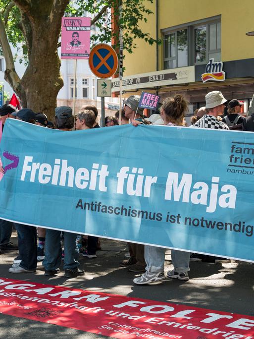«Freiheit für Maja - Antifaschismus ist notwendig», steht auf einem Banner während einer Demonstration, zu der ein breites Bündnis antifaschistischer Gruppen unter dem Motto "Jetzt erst recht! Antifaschismus ist notwendig!“ aufgerufen hatte.