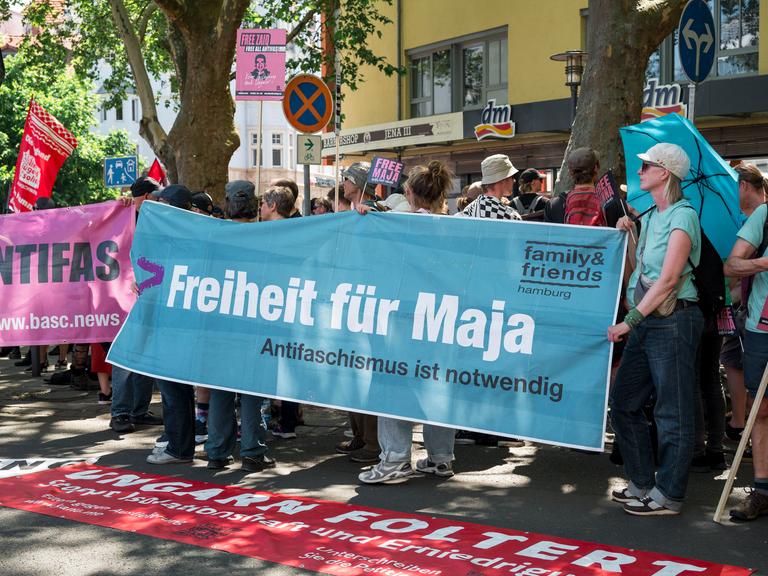 «Freiheit für Maja - Antifaschismus ist notwendig», steht auf einem Banner während einer Demonstration, zu der ein breites Bündnis antifaschistischer Gruppen unter dem Motto "Jetzt erst recht! Antifaschismus ist notwendig!“ aufgerufen hatte.