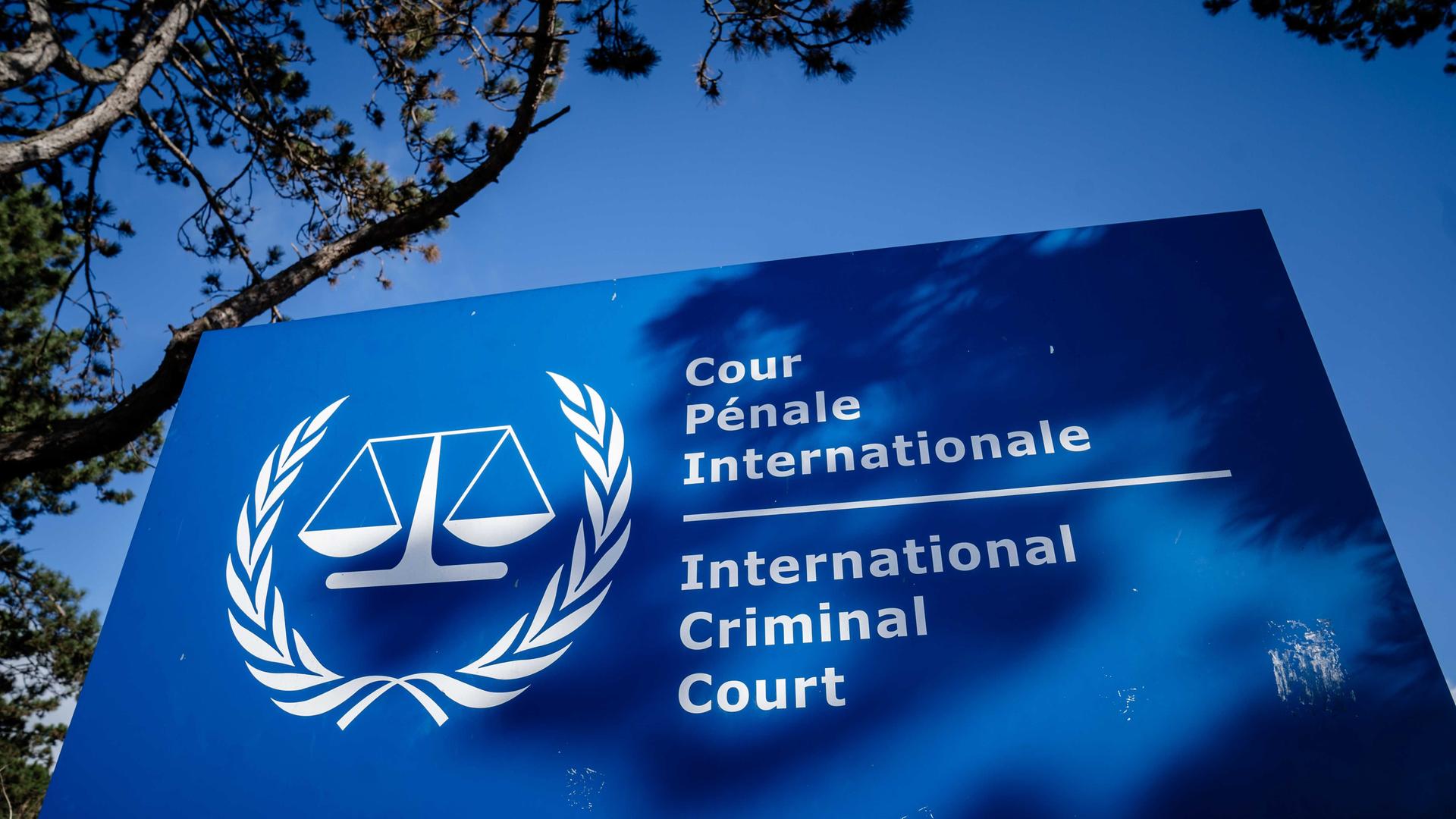 Das Wahrzeichen des Internationalen Strafgerichtshofs nach der Verhaftung des ehemaligen philippinischen Präsidenten Rodrigo Duterte. Der Strafgerichtshof hat gegen Duterte einen Haftbefehl wegen "Mordes als Verbrechen gegen die Menschlichkeit" erlassen. Das Wahrzeichen des Internationalen Strafgerichtshofs nach der Verhaftung des ehemaligen philippinischen Präsidenten Rodrigo Duterte. Der Strafgerichtshof hat gegen Duterte einen Haftbefehl wegen "Mordes als Verbrechen gegen die Menschlichkeit" erlassen.