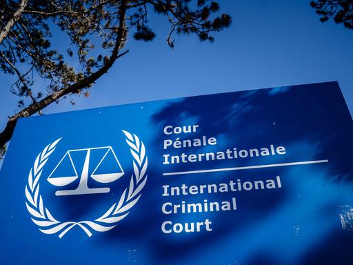 Das Wahrzeichen des Internationalen Strafgerichtshofs nach der Verhaftung des ehemaligen philippinischen Präsidenten Rodrigo Duterte. Der Strafgerichtshof hat gegen Duterte einen Haftbefehl wegen "Mordes als Verbrechen gegen die Menschlichkeit" erlassen.