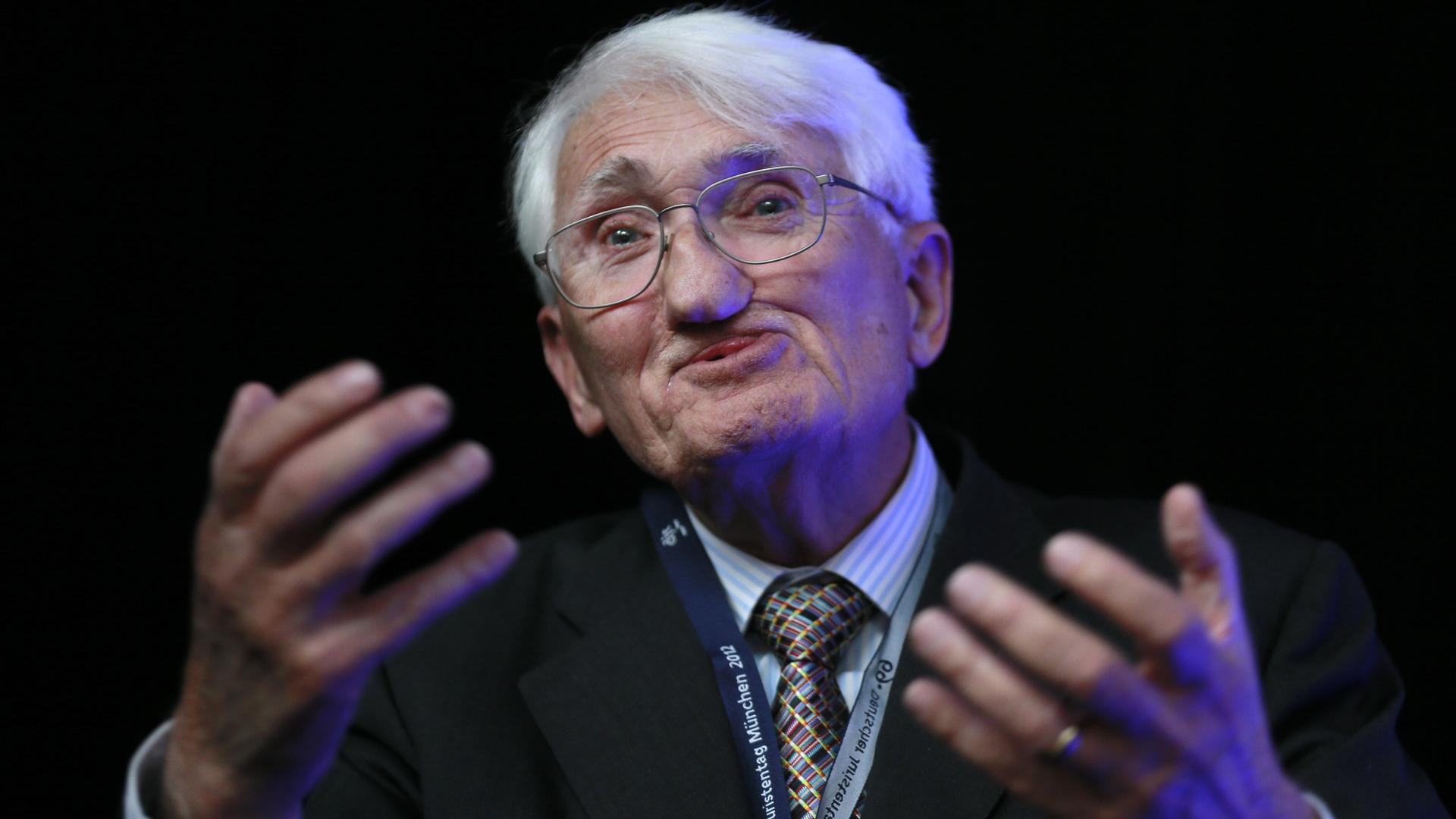 Jürgen Habermas gestikuliert mit beiden Händen Jürgen Habermas gestikuliert mit beiden Händen