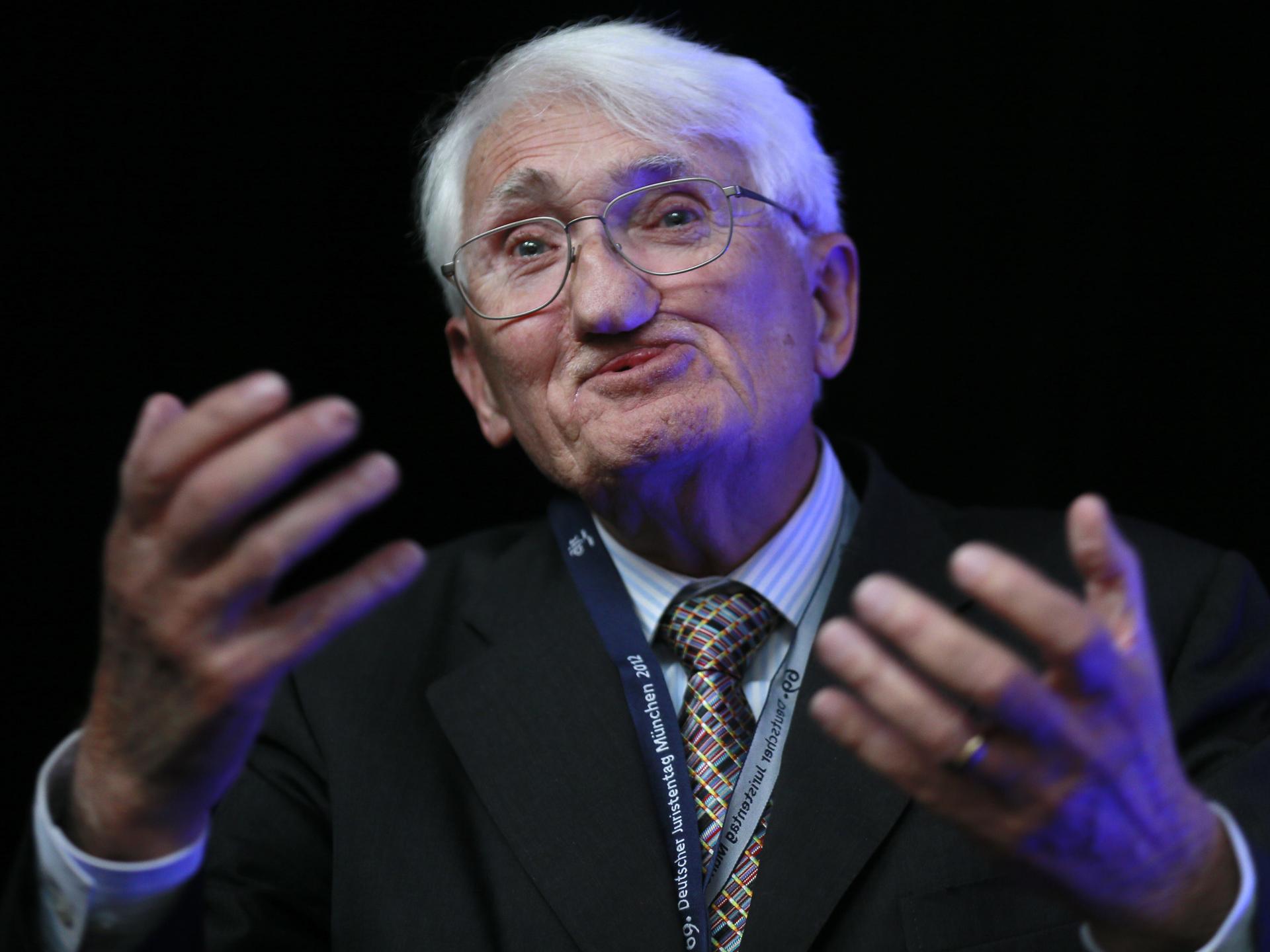 Jürgen Habermas gestikuliert mit beiden Händen 