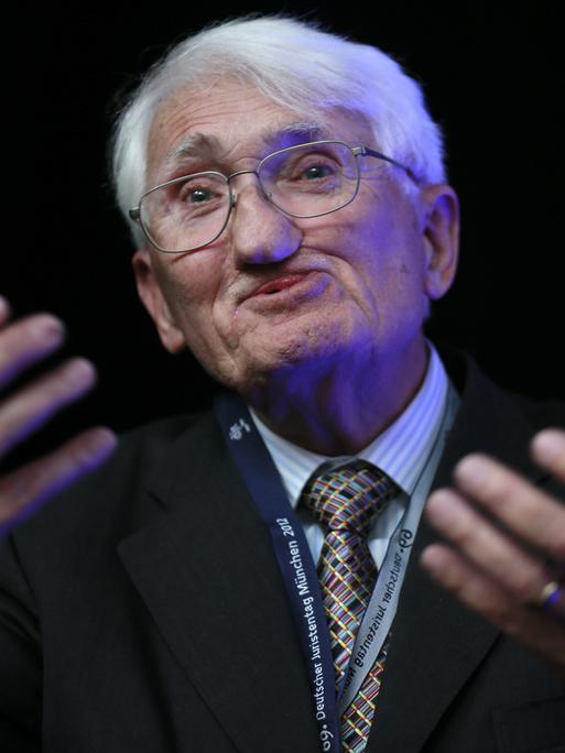 Jürgen Habermas gestikuliert mit beiden Händen 
