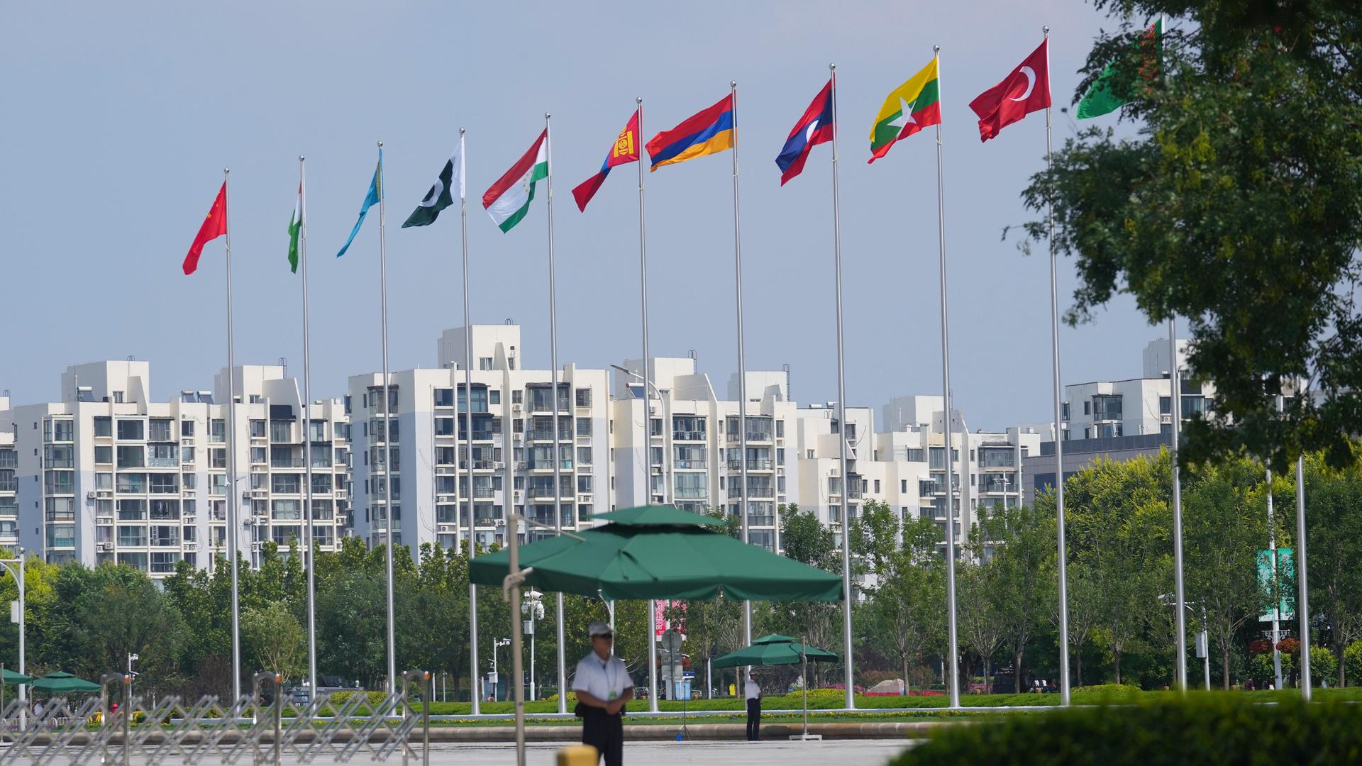 Flaggen der Teilnehmerstaaten des Gipfels der Shanghaier Organisation für Zusammenarbeit im chinesischen Tianjin