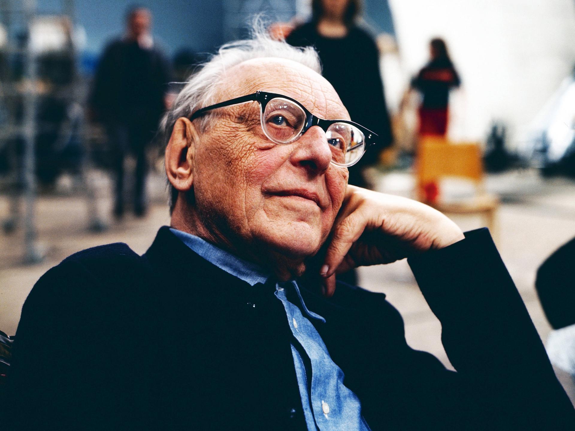 Wir sehen eine Fotografie des Komponisten Carl Orff, auf dem er verträumt in die Kamera schaut. 