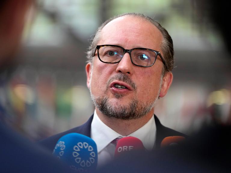 Österreichs Außenminister Alexander Schallenberg spricht vor Mikrofonen.