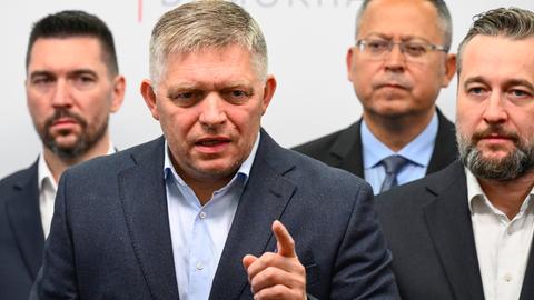 Der frühere Ministerpräsident Robert Fico Robert Fico /Mitte) bei der Pressekonferenz. 