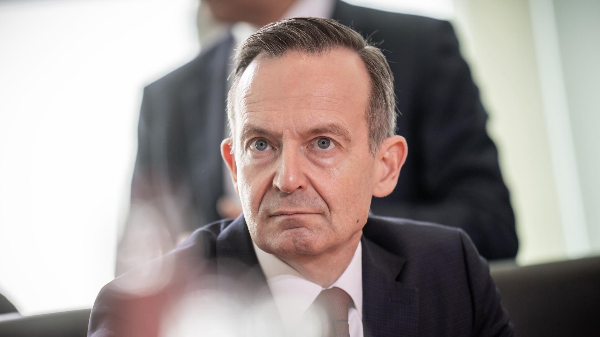 Ein Mann im Anzug, Volker Wissing (FDP), Bundesminister für Verkehr und Digitales, sitzt mit ernster Mine an einem Tisch.