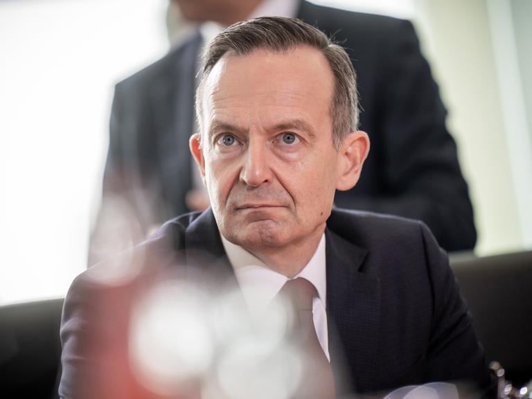 Ein Mann im Anzug, Volker Wissing (FDP), Bundesminister für Verkehr und Digitales, wartet auf den Beginn der wöchtentlichen Kabinettssitzung im Bundeskanzleramt.