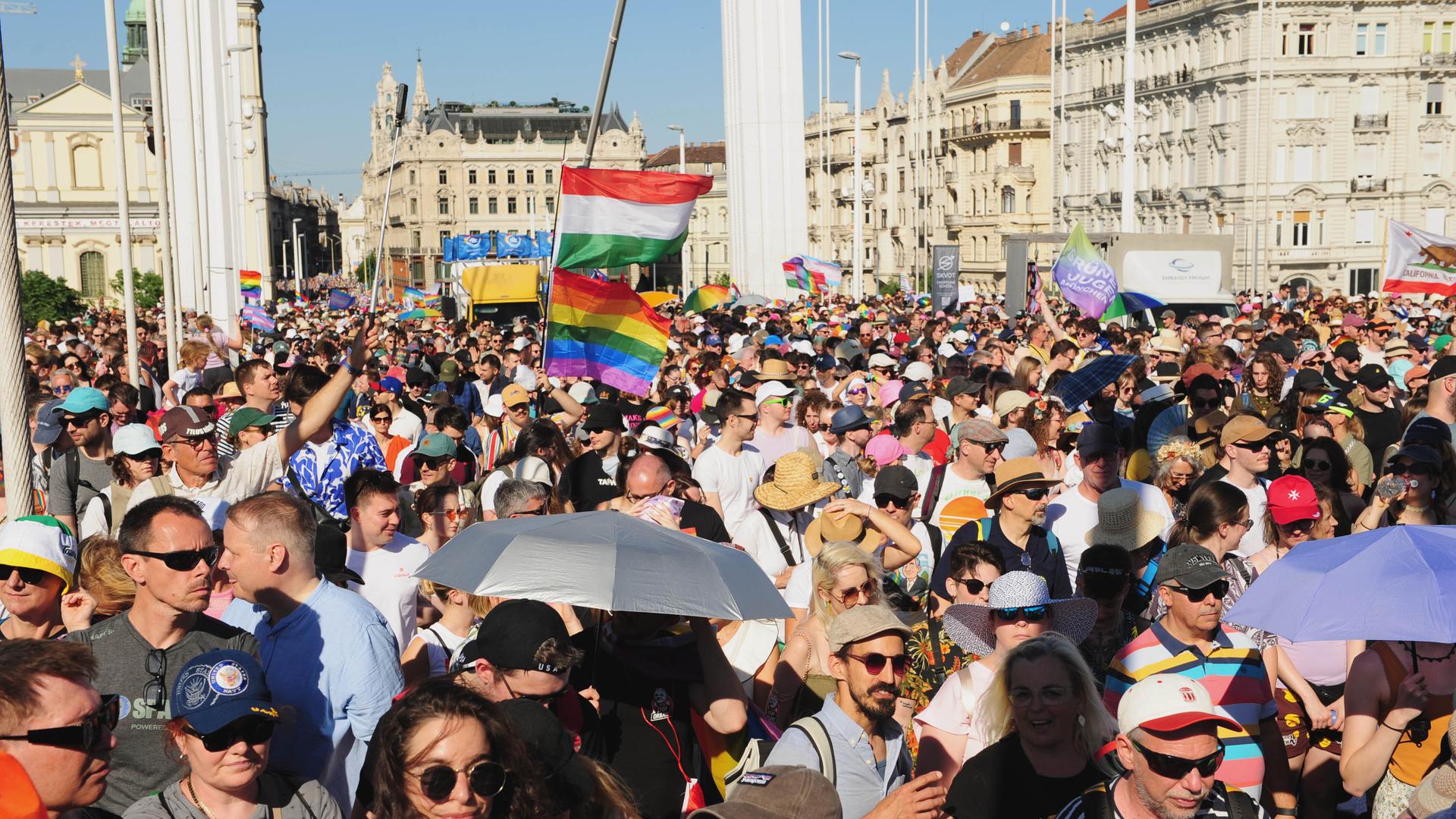 Menschen marschieren bei der Gay-Pride-Parade in Ungarns Hauptstadt Budapest am 28. Juni 2025, obwohl ein spezielles Gesetz von Ministerpräsident Viktor Orbán diese verboten hatte. 