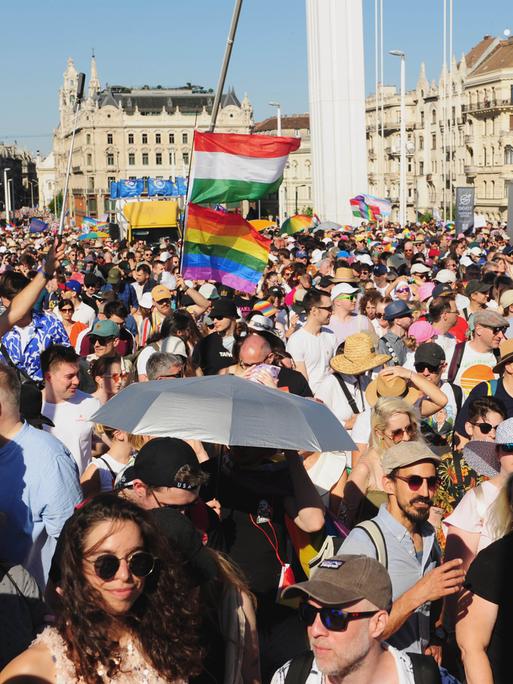 Menschen marschieren bei der Gay-Pride-Parade in Ungarns Hauptstadt Budapest am 28. Juni 2025, obwohl ein spezielles Gesetz von Ministerpräsident Viktor Orbán diese verboten hatte. 