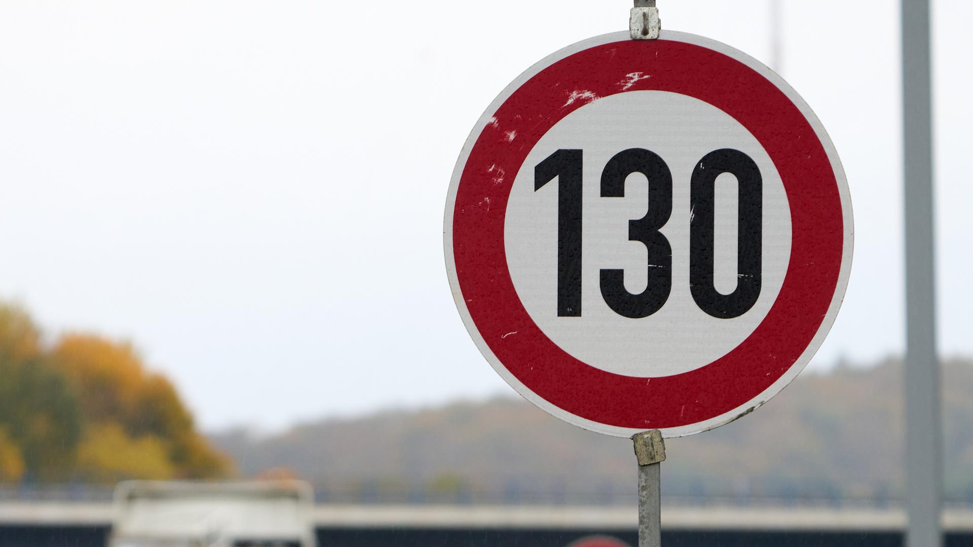 Ein Schild begrenzt das Tempo auf der Autobahn A61 bei Waldesch auf 130. 