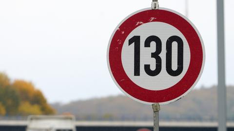 Ein Schild begrenzt das Tempo auf der Autobahn A61 bei Waldesch auf 130. 