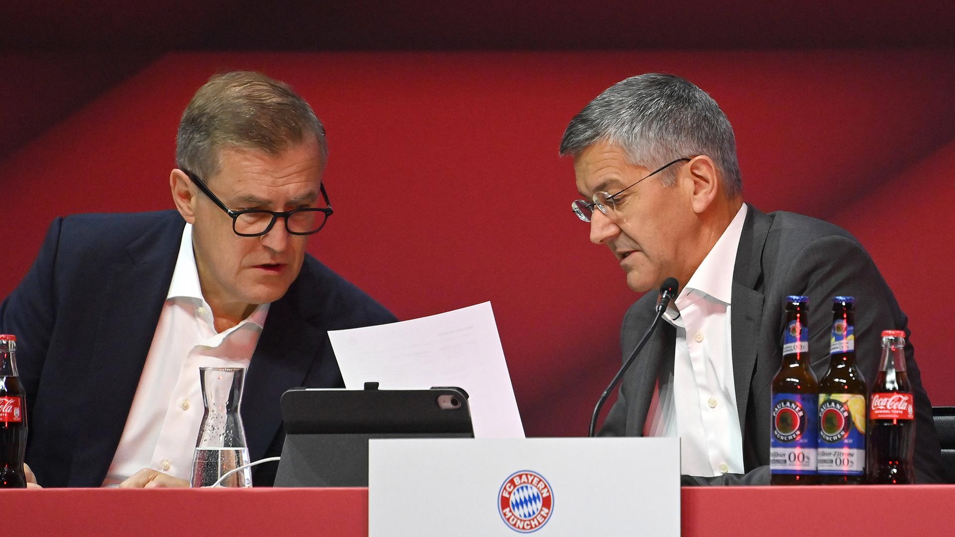 Herbert Hainer, Präsident des Bayern München (l.), und Vorstandsvorsitzender Jan-Christian Dreesen bei der Jahreshauptversammlung 2023. 