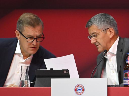 Herbert Hainer, Präsident des Bayern München (l.), und Vorstandsvorsitzender Jan-Christian Dreesen bei der Jahreshauptversammlung 2023. 