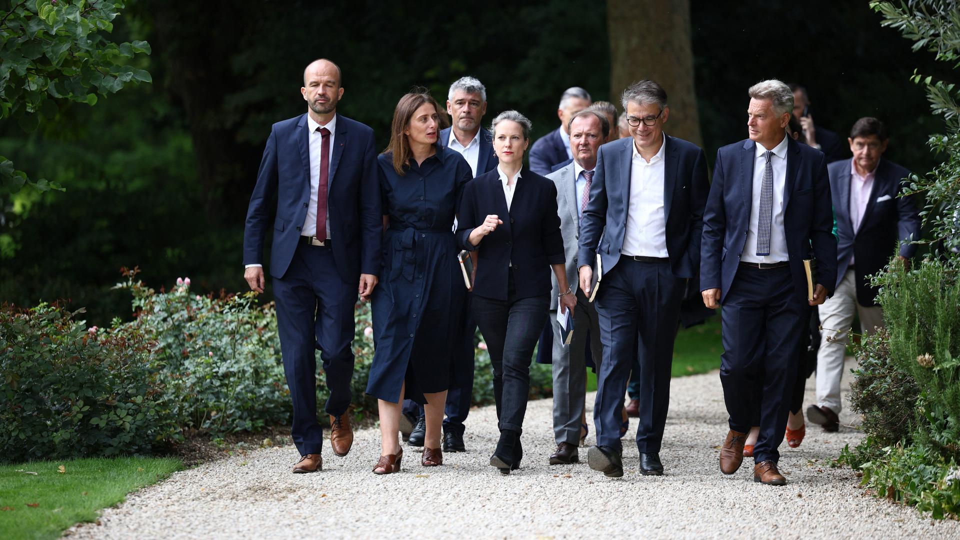 Paris: Führende Vertreter der Linken: Manuel Bompard (l-r), Marine Tondelier von der Grünen Partei, Lucie Castets, der Generalsekretär der Sozialistischen Partei Olivier Faure (2.v.r) und der nationale Sekretär der Kommunistischen Partei Fabien Roussel kommen im Elysee-Palast an.