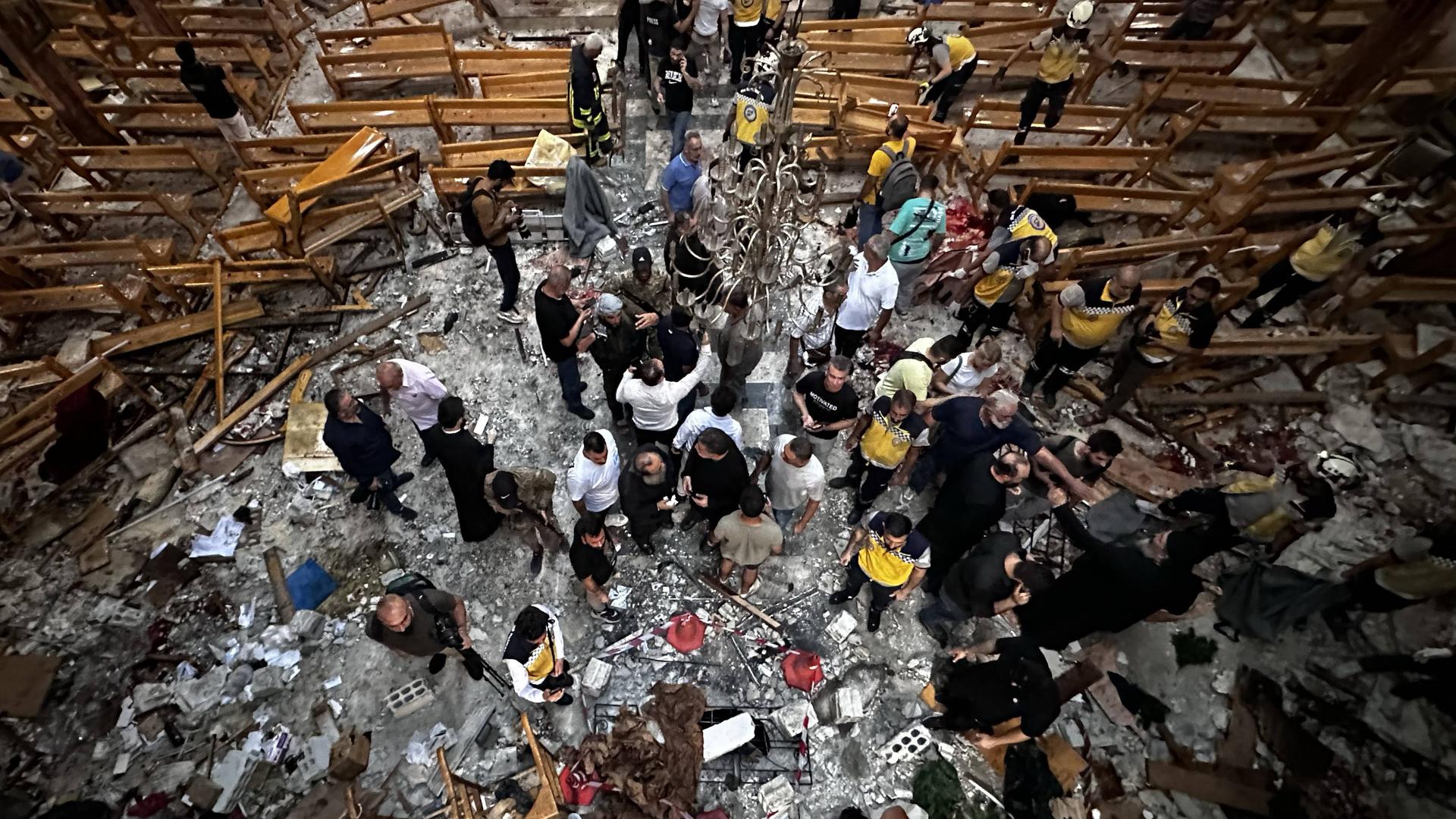 Zerstörte Kirchenbänke am Ort der Explosion