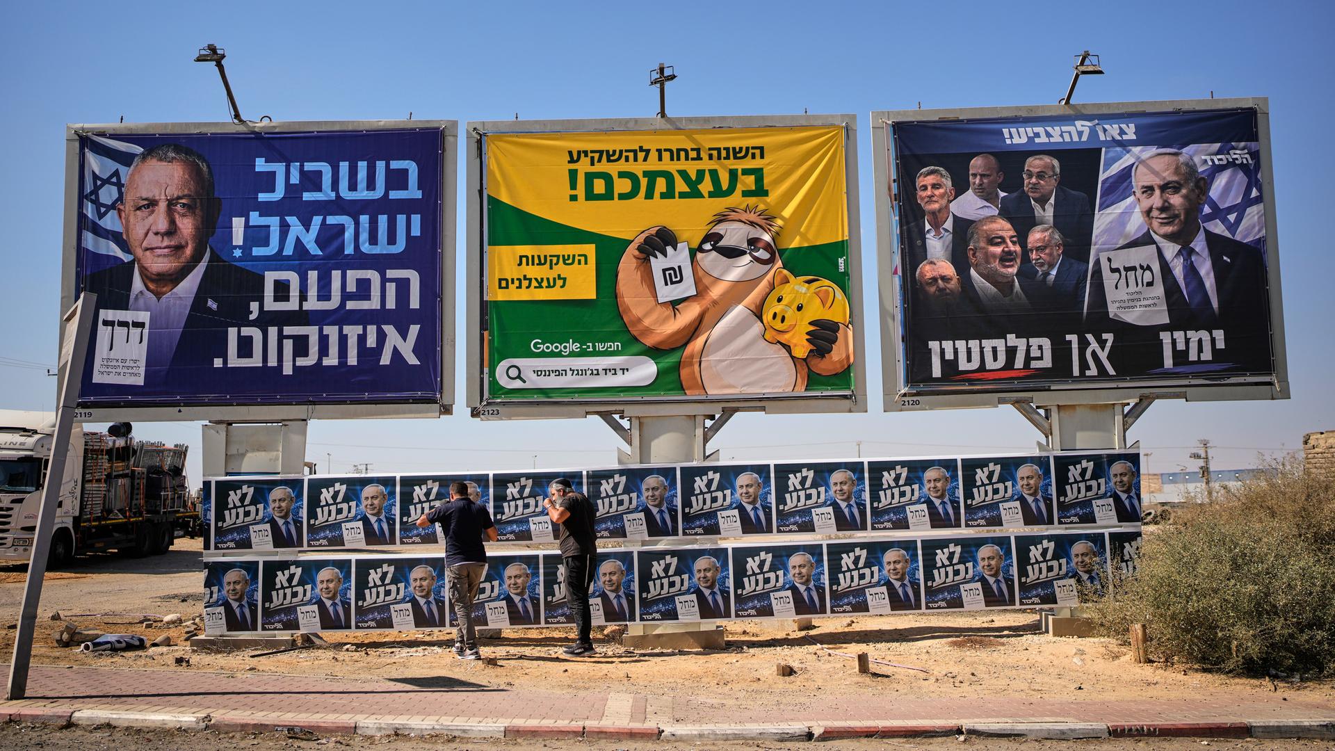 Likud-Aktivisten hängen im Vorfeld der israelischen Parlamentswahlen Wahlplakate des israelischen Ministerpräsidenten Netanjahu neben einer Werbetafel mit dem Oppositionskandidaten Eisenkot auf. 