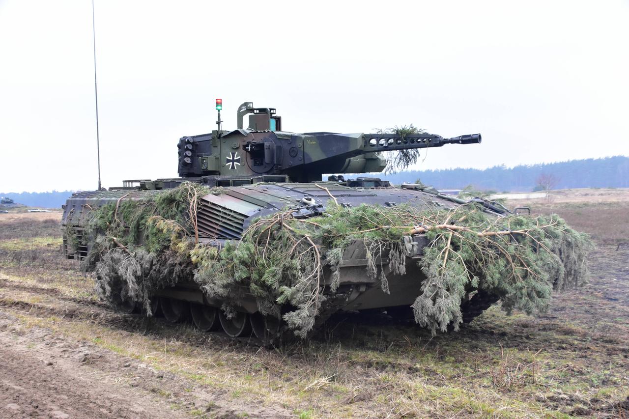 Der Schützenpanzer Puma auf einem Truppenübungsplatz in der Lüneburger Heide