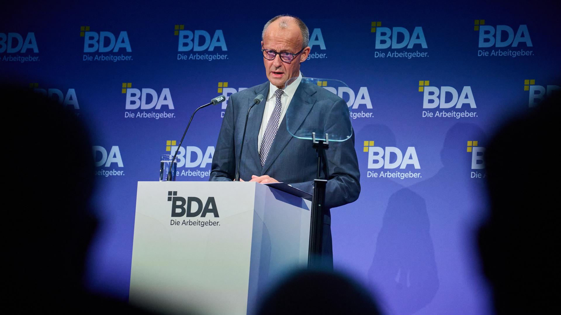 Bundeskanzler Friedrich Merz (CDU) spricht beim Deutschen Arbeitgebertag der Bundesvereinigung der Deutschen Arbeitgeberverbände (BDA) im Berliner Congress Center (BCC). Bundeskanzler Friedrich Merz (CDU) spricht beim Deutschen Arbeitgebertag der Bundesvereinigung der Deutschen Arbeitgeberverbände (BDA) im Berliner Congress Center (BCC).