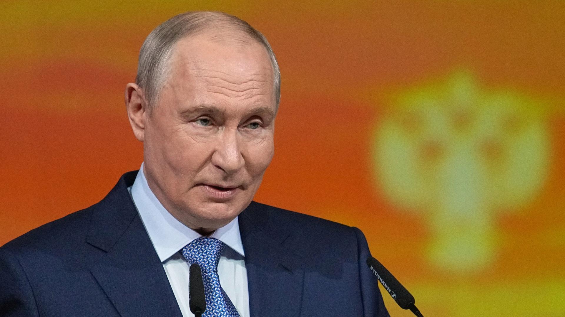 Der russische Präsident Wladimir Putin spricht auf einer Konferenz in St. Petersburg am 25. September 2026.