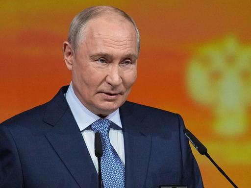Der russische Präsident Wladimir Putin spricht auf einer Konferenz in St. Petersburg am 25. September 2026. Der russische Präsident Wladimir Putin spricht auf einer Konferenz in St. Petersburg am 25. September 2026.