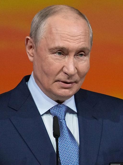 Der russische Präsident Wladimir Putin spricht auf einer Konferenz in St. Petersburg am 25. September 2026. Der russische Präsident Wladimir Putin spricht auf einer Konferenz in St. Petersburg am 25. September 2026.