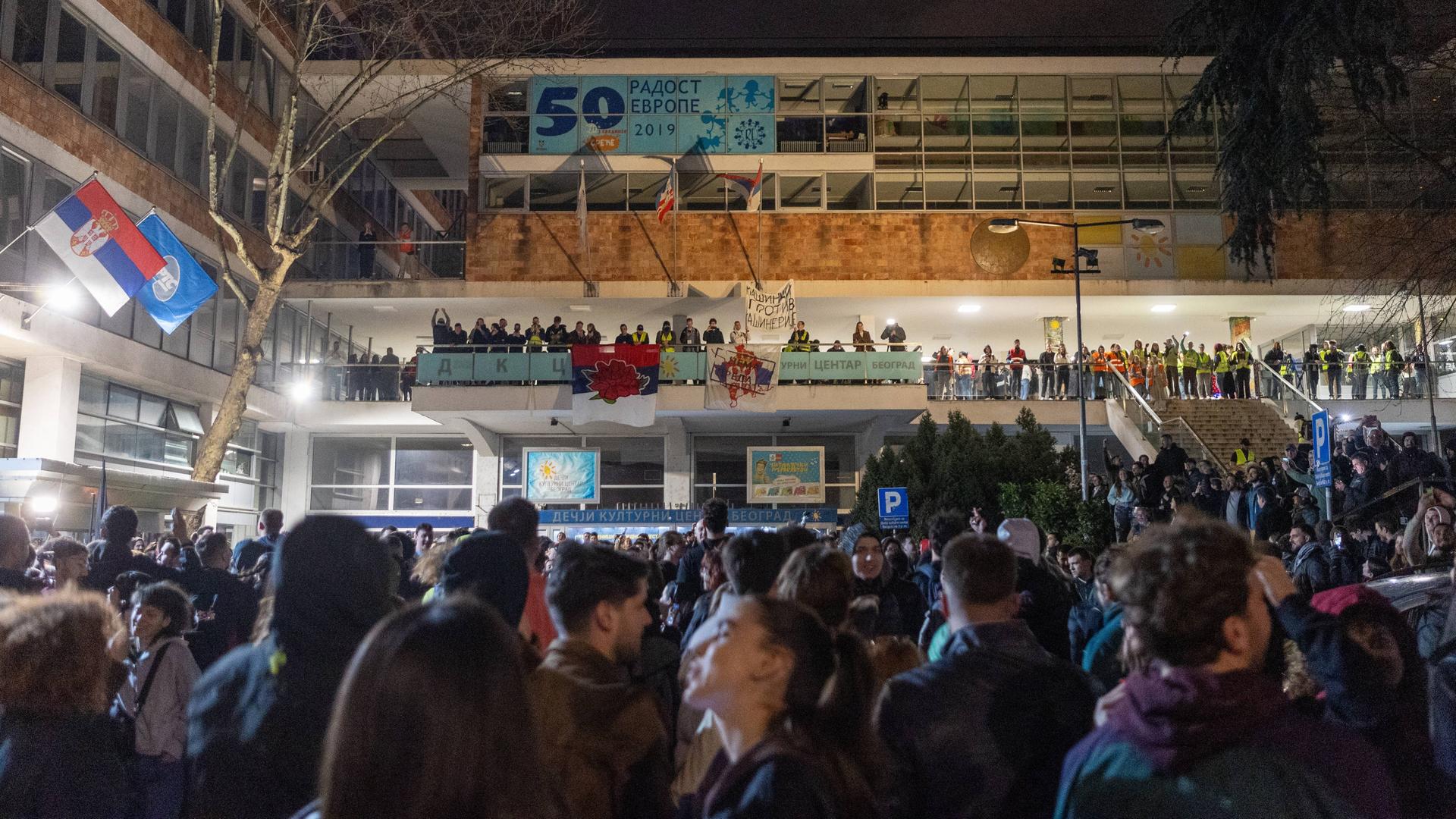 Hunderte Studenten umstellen den staatlichen Fernsehsender RTS. Hunderte Studenten umstellen den staatlichen Fernsehsender RTS.