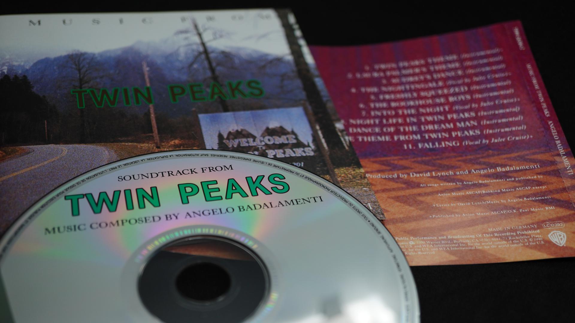 Eine CD mit dem Soundtrack von Twin Peaks liegt nackt auf dem CD-Cover.