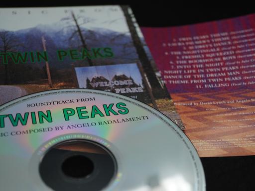 Eine CD mit dem Soundtrack von Twin Peaks liegt nackt auf dem CD-Cover.