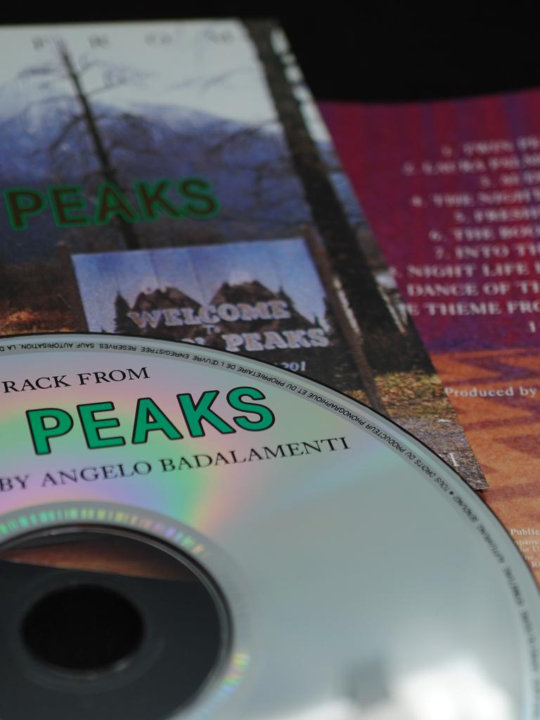 Eine CD mit dem Soundtrack von Twin Peaks liegt nackt auf dem CD-Cover.