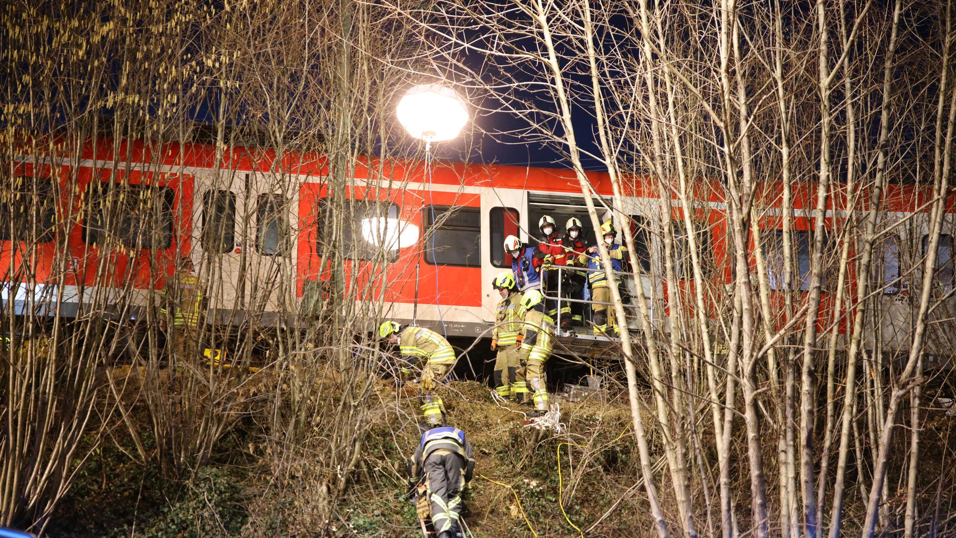 Bayern, Schäftlarn: Rettungskräfte arbeiten an der Unfallstelle. Bayern, Schäftlarn: Rettungskräfte arbeiten an der Unfallstelle.