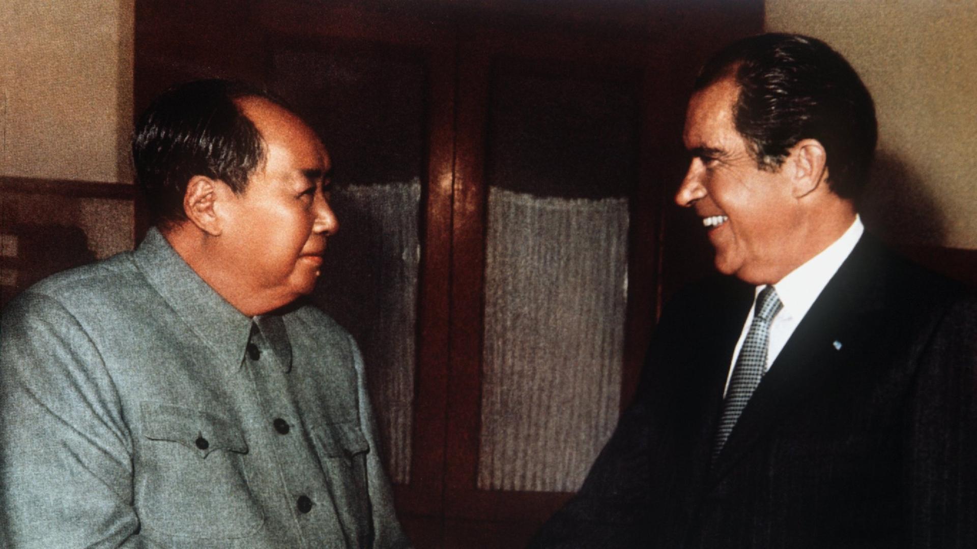 Mao Tse Tung (links) begrüßt am 21.Februar 1972 US-Präsident Richard Nixon. Der war der erste US-Präsident, der die Volksrepublik China besuchte. Damit begann eine neue Ãra zwischen den beiden Großmächten