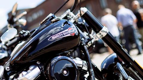 Detailaufnahme mit dem berühmten Schriftzug aus dem Official Harley Davidson Store in Köln.