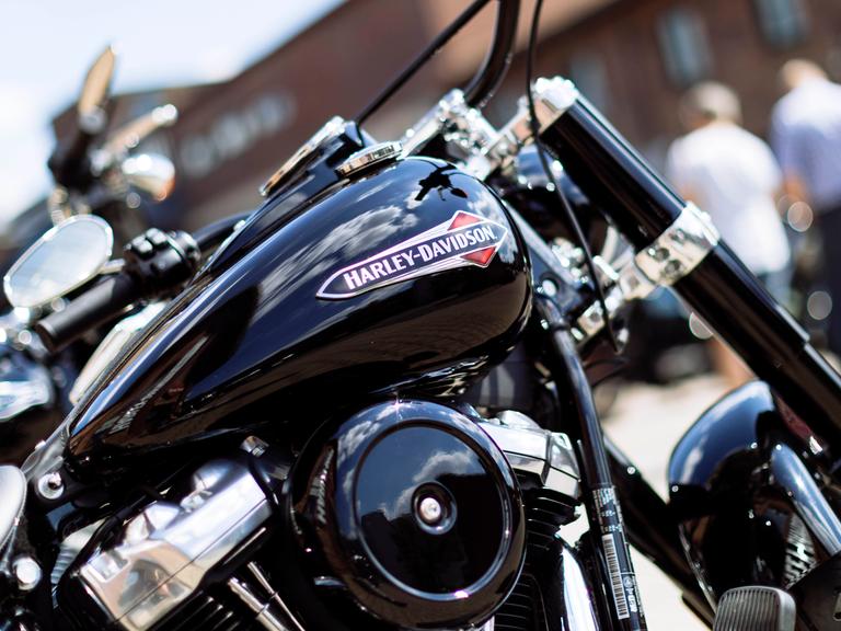 Detailaufnahme mit dem berühmten Schriftzug aus dem Official Harley Davidson Store in Köln.