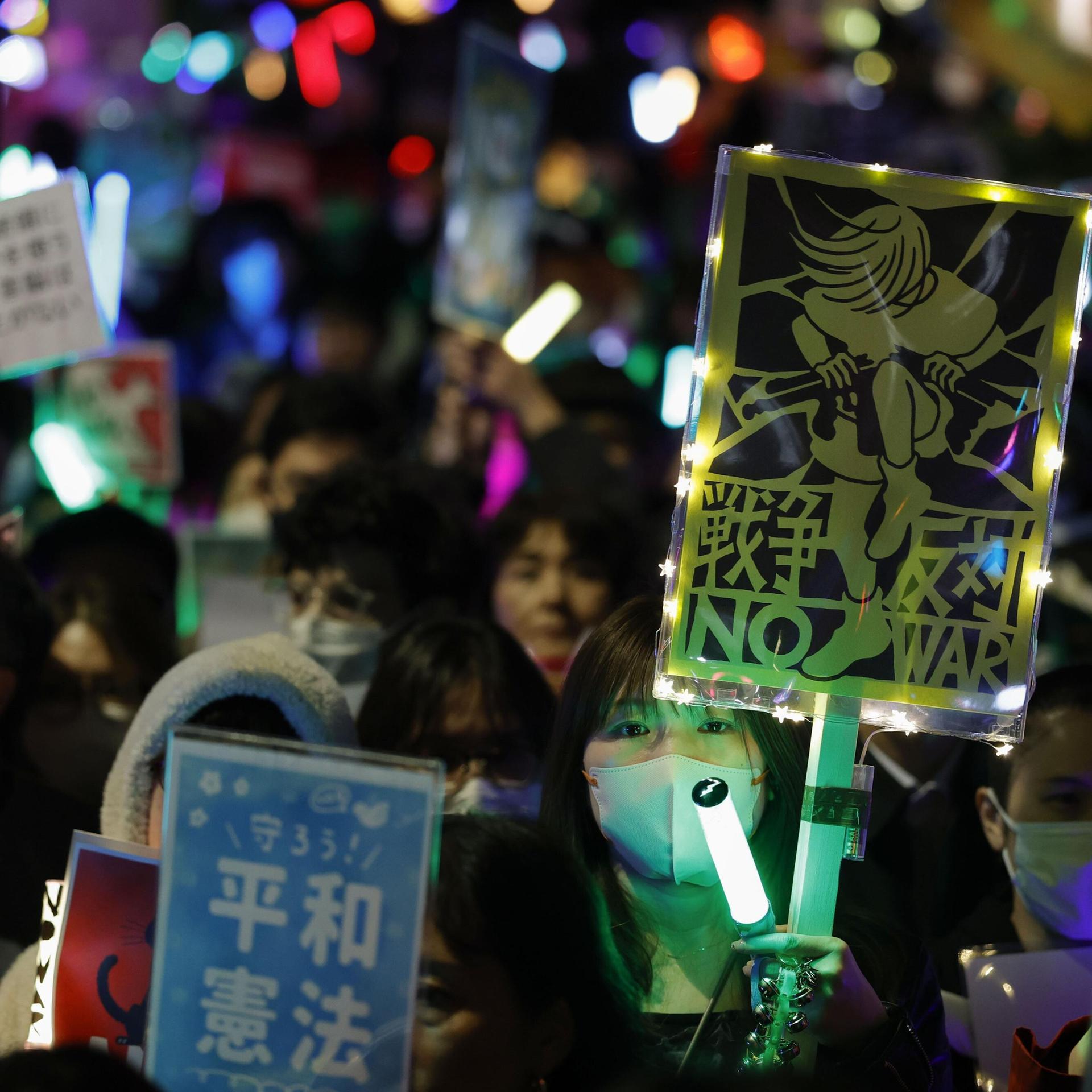 Demonstranten entrollten bei einer Antikriegskundgebung vor dem Parlamentsgebäude in Tokio Transparente mit der Aufschrift „Kein Krieg“.