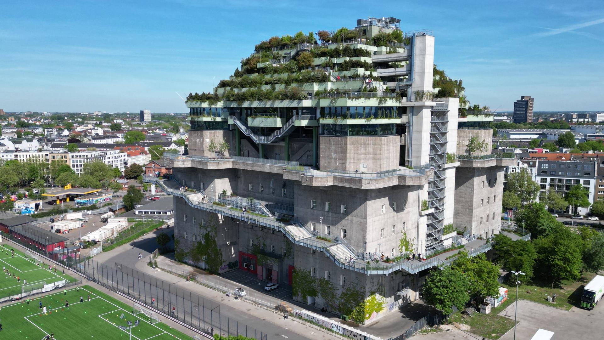 Ein Hochbunker mit aufgebauter Dachbegrünung in der Hamburger Innenstadt