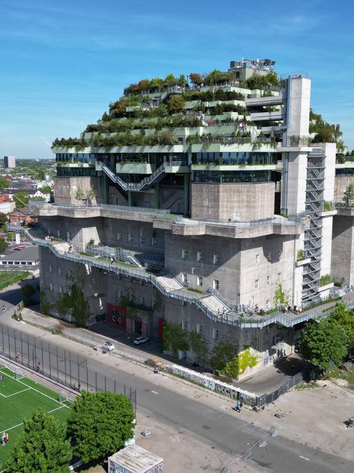 Ein Hochbunker mit aufgebauter Dachbegrünung in der Hamburger Innenstadt