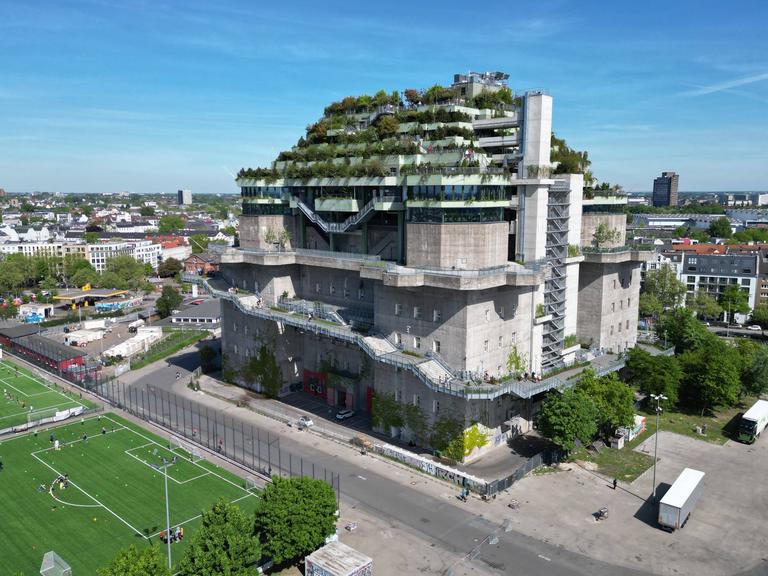 Ein Hochbunker mit aufgebauter Dachbegrünung in der Hamburger Innenstadt