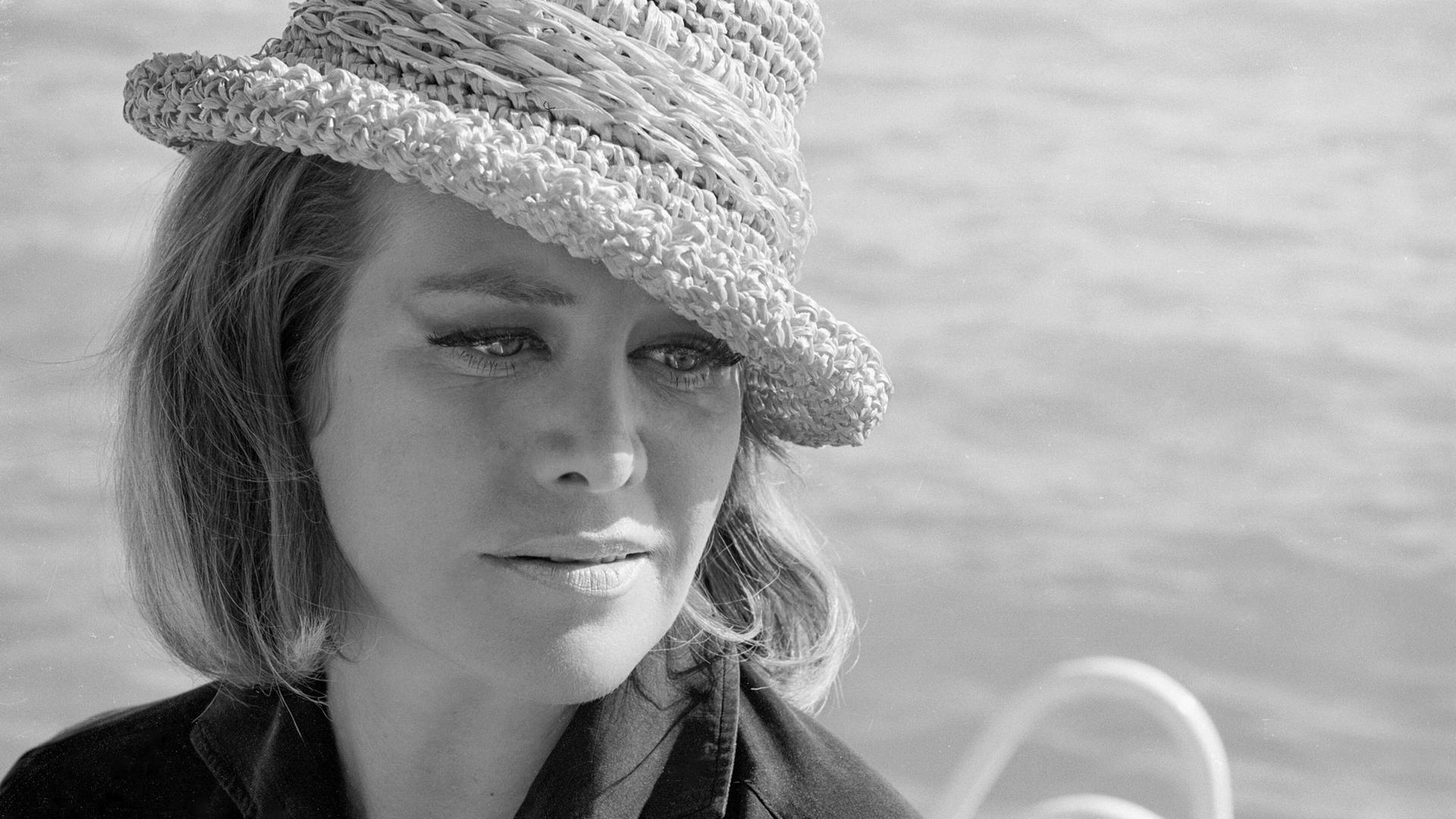 Eine junge Frau mit Sonnenhut: Hildegard Knef 1964 an der Cote d'Azur.