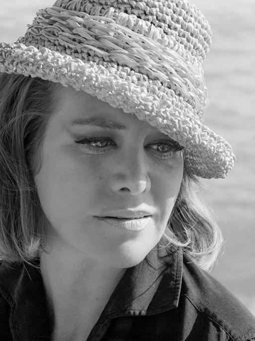 Eine junge Frau mit Sonnenhut: Hildegard Knef 1964 an der Cote d'Azur.