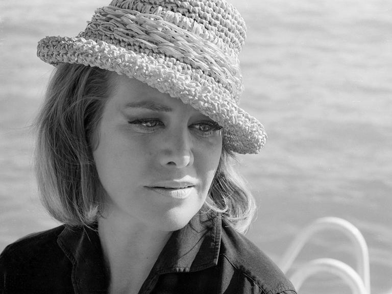 Eine junge Frau mit Sonnenhut: Hildegard Knef 1964 an der Cote d'Azur.