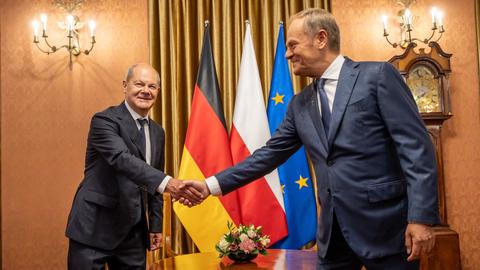 Warschau: Bundeskanzler Olaf Scholz (SPD), wird von Donald Tusk (r), Ministerpräsident von Polen, zu den deutsch-polnischen Regierungskonsultationen begrüßt. 